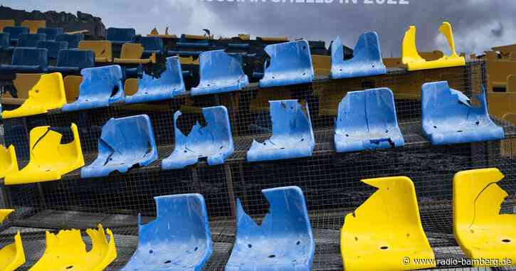 Schewtschenko vor kriegszerstörter Tribüne: «Wir leben noch»