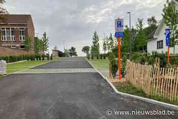 Nieuwe parking voor bezoekers bibliotheek en Jongensschool: binnenkort komen er ook nog laadpalen