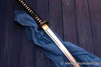 Twintiger beukt voordeur buurman in, gooit met benzine en zwaait met zwaard naar politie: zestien maanden cel gevraagd