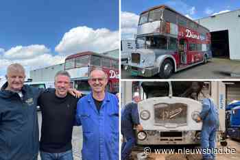Iconische bus van luxebordeel Club Diana hersteld, twee jaar na zware brand: “We nemen ze mee naar huis en maken ze daar nog mooier”