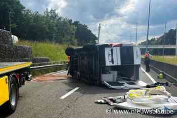 Mobilhome komt op kant terecht na uitwijkmanoeuvre: bestuurster raakt lichtgewond