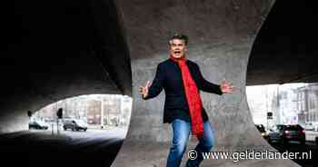 Emile Ratelband ‘is niet te kwetsen’, maar gaat toch de strijd aan met de man die hem maar blijft beledigen