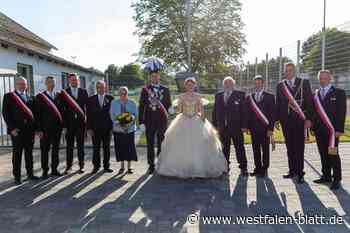 Schützen in Peckelsheim ehren Jubelkönigspaare
