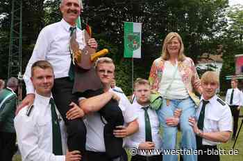 Werner Horenkamp ballt nach Königsschuss jubelnd die Fäuste
