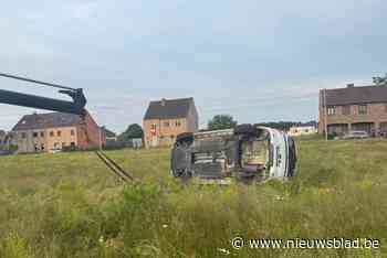 Auto komt op kant terecht in veld in Maasmechelen: een persoon gewond