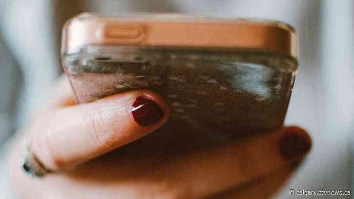 'Minimum standards': Alberta Education bans personal mobile devices in classrooms