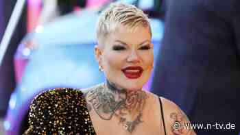 Mehrfach Hitlergruß gezeigt?: Melanie Müller lässt Prozess-Auftakt platzen