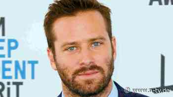 "Der Kerl hat Leute gegessen": Armie Hammer lacht heute über Kannibalismus-Vorwürfe