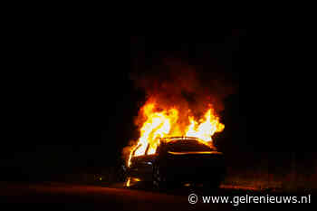Auto vliegt in brand tijdens rijden