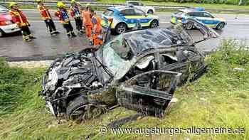 Auto überschlägt sich auf regennasser A8: Fahrer schwerst verletzt