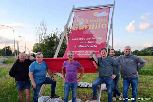 Iconische strandstoel van Beach-Volley toernooi kondigt zomer aan