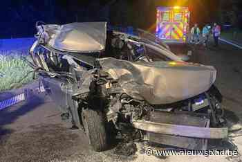 Voertuig rijdt zwaar in op geparkeerde vrachtwagen: bestuurder (28) afgevoerd in levensgevaar