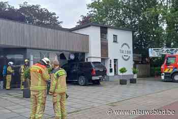 Bestuurster wil wagen parkeren, maar knalt personeelsruimte binnen