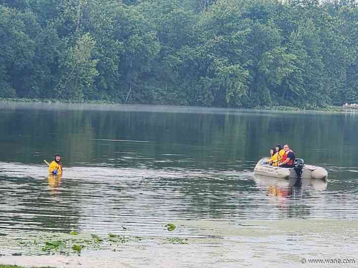 Crews working to remove car from Allen County lake