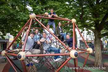 Toon vaart in veertien maanden en met 44 vrienden  Atlantische Oceaan rond: “Aan de kust van Portugal kan het link worden, daar valt een groep ‘hangorka’s’ soms zeilboten aan”