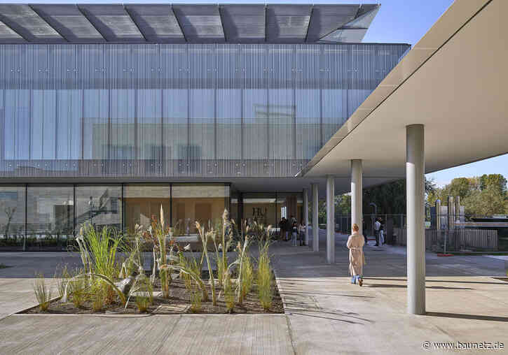 Lichtperformance und Holzgerüst
 - Fakultätsgebäude bei Mailand von Filippo Taidelli Architetto