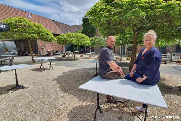 Veronik en Benny vormen oude vierkantshoeve om in horecaproject De Oude Fontein: “We beginnen binnenkort als eerste luik met een brasserie en een vintagewinkel”