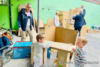 Grootouders en kleinkinderen spelen samen met alledaagse dingen