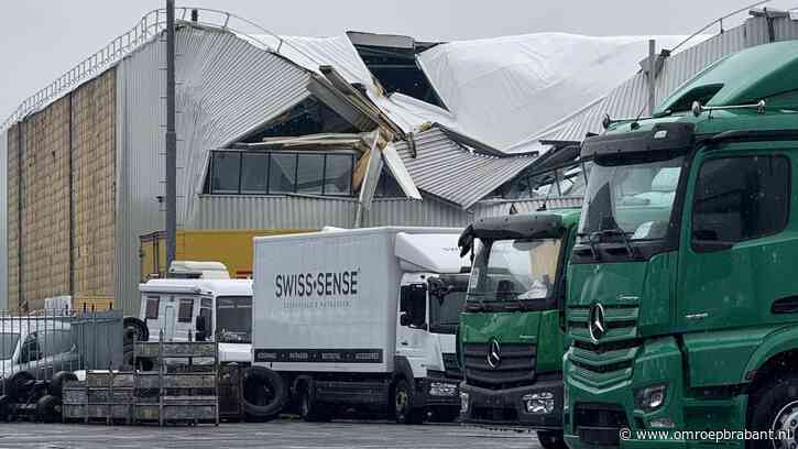 Dak distributiecentrum stort in, tunnel onder water: flinke overlast regen