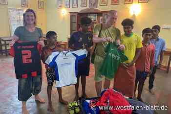 Indische Waisen freuen sich über Trikots und Bälle aus Peckeloh