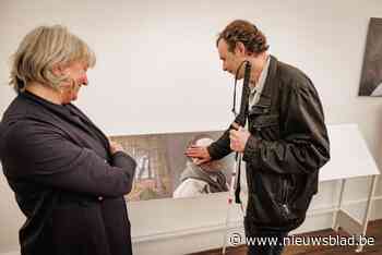 Door reliëfprints en brailleprints kunnen mensen met visuele beperking foto-expo ‘Wij zijn Europa’ nu ook ‘voelen’: “Dit is de toekomst”