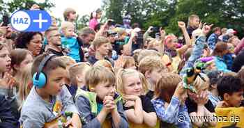 „Lauter drehen, die Dinos wollen Euch tanzen sehen“: Heavysaurus spielt Hardrock für Kita-Kinder