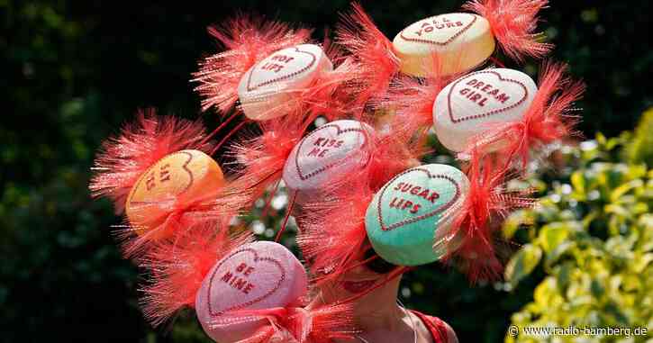 Exzentrische Hüte: Britinnen feiern in Ascot