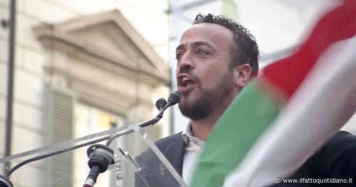 Donno (M5s) sul palco dopo l’aggressione alla Camera: “Il Tricolore spaventa la destre? E allora sventoliamolo più forte”