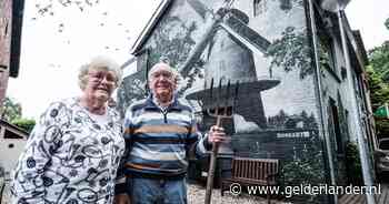 De hele zijmuur van het huis van Ben en Gerda is een kunstwerk, en zo ziet dat eruit