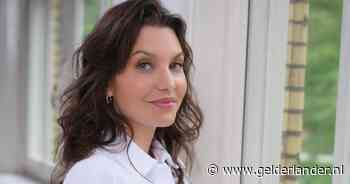 Het leek grappig dat de vrouw stiekem twee banen tegelijk had, maar onmogelijk lijkt het eigenlijk niet