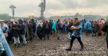 Feuer! Vuur, rook en special effects drijven over modderpoel Goffertpark tijdens concert Rammstein