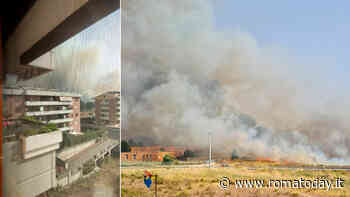 Incendio a Ponte di Nona. Fiamme vicino alle case