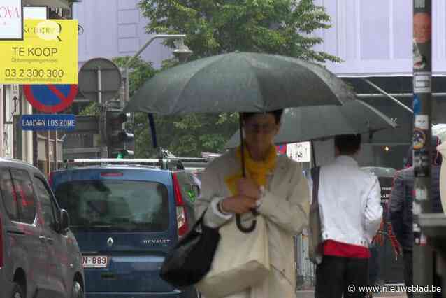 Kledingwinkels blijven zitten met deel zomercollectie: “Collega’s die regenjassen verkopen, doen anderzijds gouden zaken”