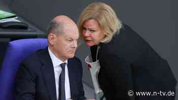 Markige Worte zu Abschiebungen: Innenminister werfen Scholz Untätigkeit vor
