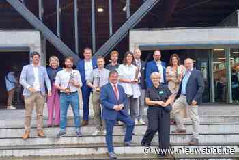 Winnaars eerste Architectuurprijzen krijgen trofee