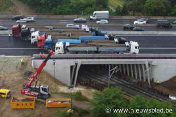Nieuwe bruggen over E40 aan Merestraat getest en goedgekeurd