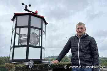 Bernard (73) bouwt eigenhandig een vuurtoren op zijn dak: “Om 23 uur zet ik hem af, zodat ik de buurt niet stoor”