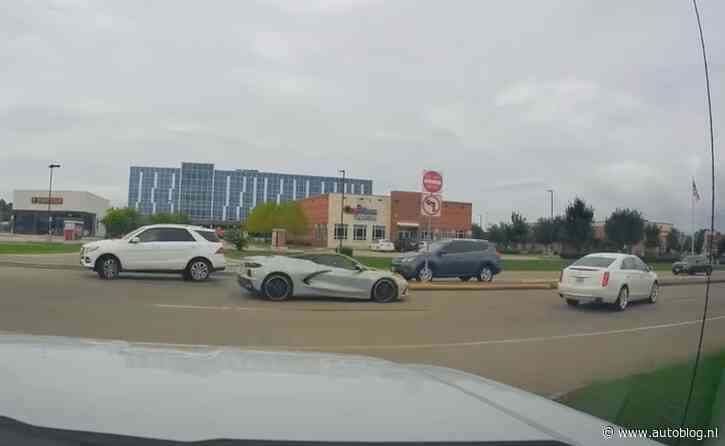 Video: Corvette kan Cadillac-oelewapper niet meer ontwijken