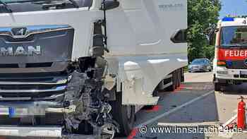 Lkw rammt Auto auf St2078: Ältere Dame lebensbedrohlich verletzt - Straße weiter gesperrt