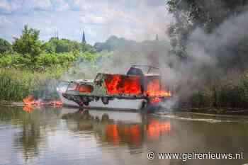 Plezierjacht in lichterlaaie
