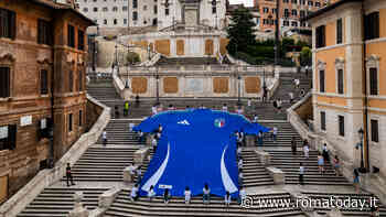 Roma si tinge d'azzurro: una maglia gigante della Nazionale esposta a Piazza di Spagna