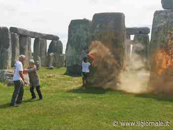 Vernice arancione sui monoliti di Stonehenge, l'ultima follia degli ambientalisti