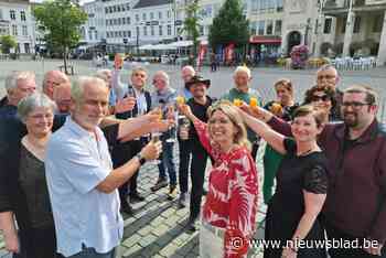 Vrijwilligers Mobitwin feesten voor 30-jarig bestaan vervoersdienst