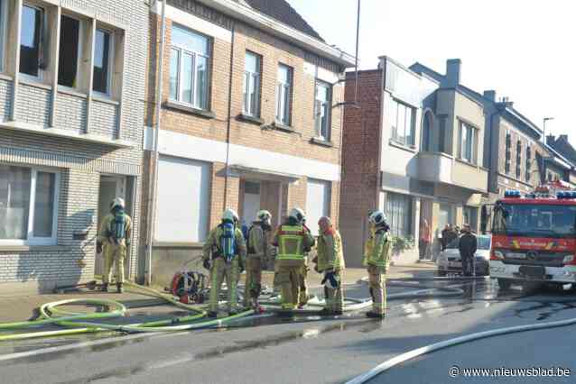 Brandweer rukt uit voor kelderbrand in rijwoning in Eine