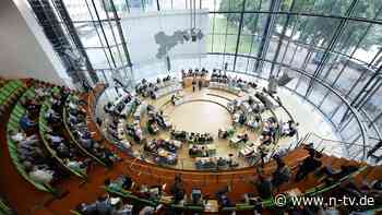 AfD an der Spitze: Umfrage deutet auf Drei-Parteien-Parlament in Sachsen hin