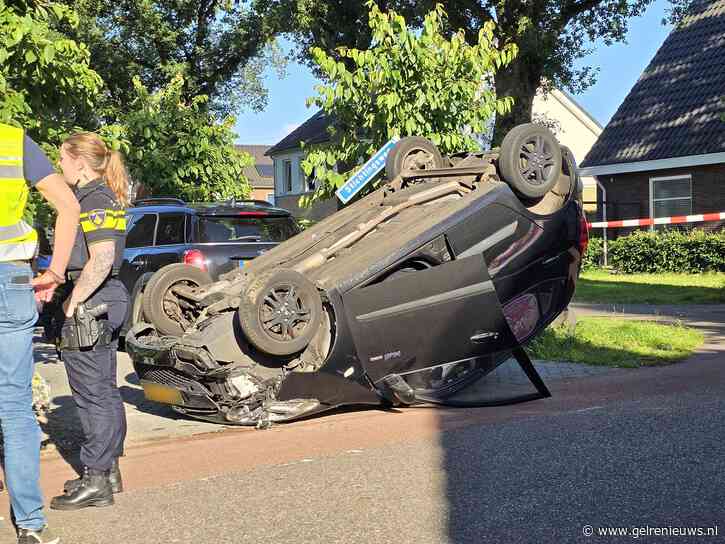 Auto vliegt over de kop, automobiliste gewond naar ziekenhuis