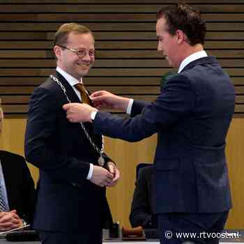 Richard Korteland eindelijk écht de burgemeester van Almelo: "Een beetje wennen"