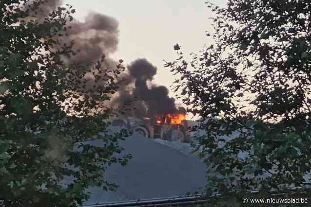 Bulldozer brandt uit op 10 meter hoge hoop kalk in Genk