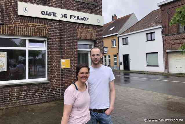 Het Bevergemcafé uit gelijknamige tv-serie opent de deuren weer: “Een heugelijke dag voor ons dorp”