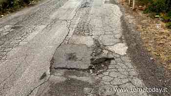 Via di Ponte Salario buia, dissestata e senza marciapiedi. Il consiglio municipale chiede un intervento risolutivo